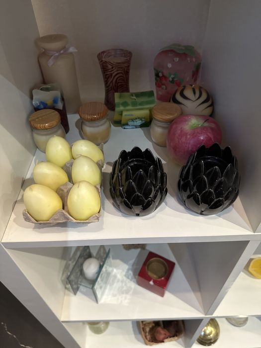 Коллекция свечей и подсвечников с разных стран мира со стеллажом Икея,