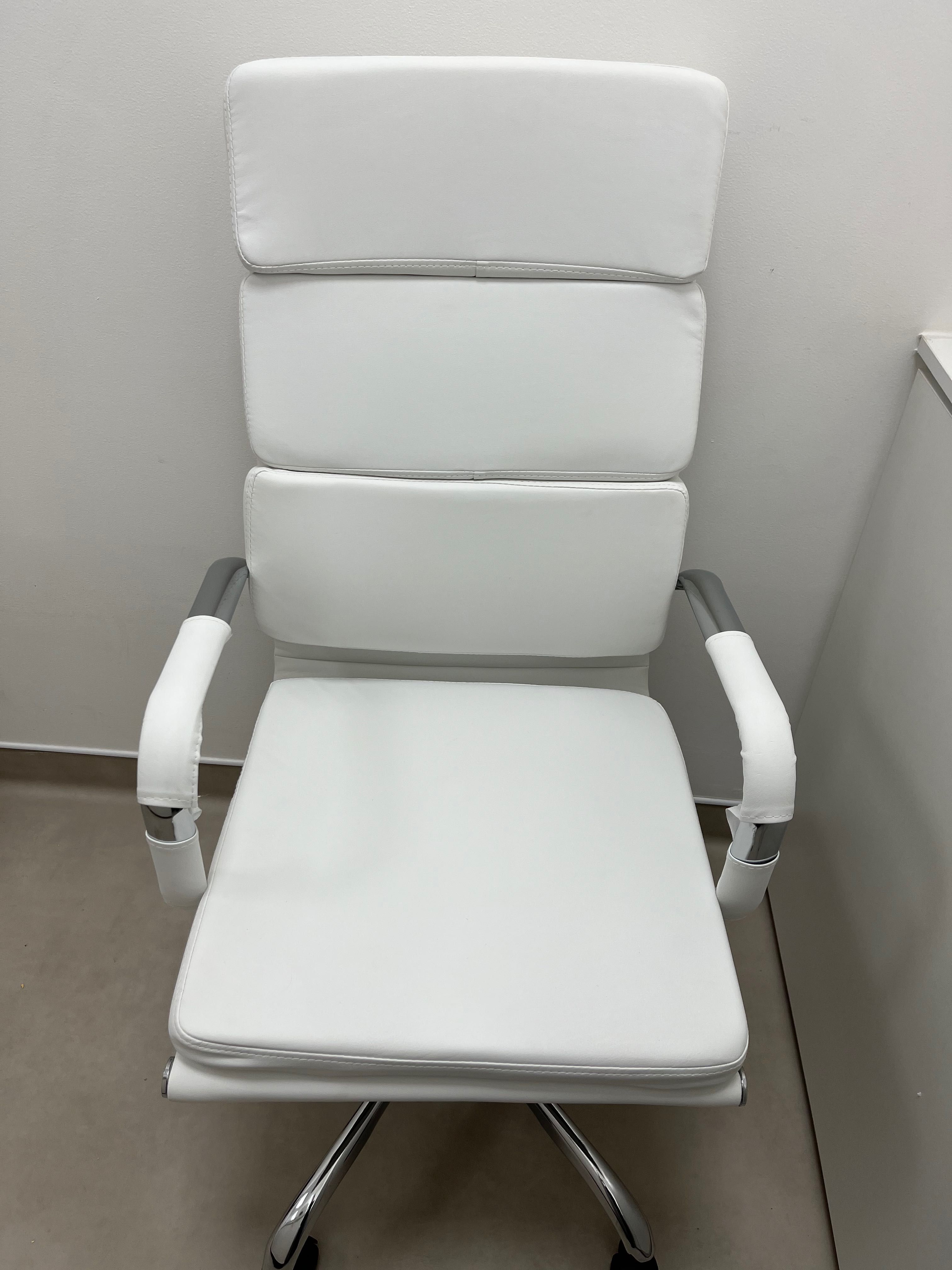 Cadeira branca de escritório