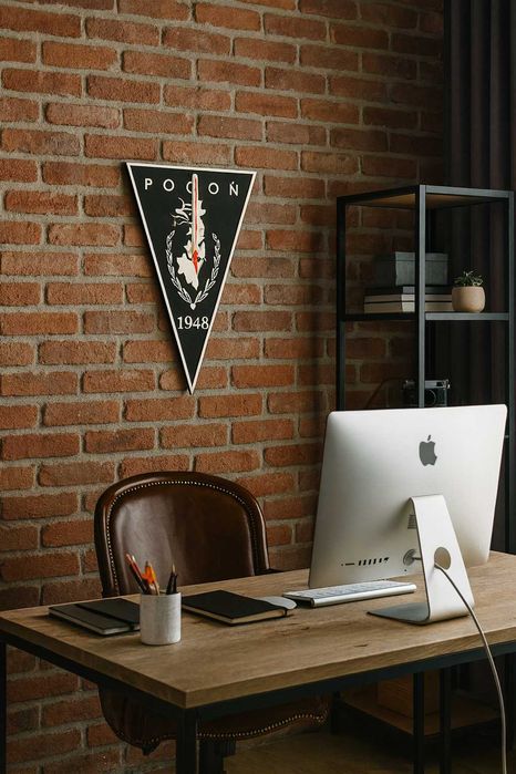 Drewniany zegar ścienny Pogoń Szczecin – idealny dla każdego kibica!