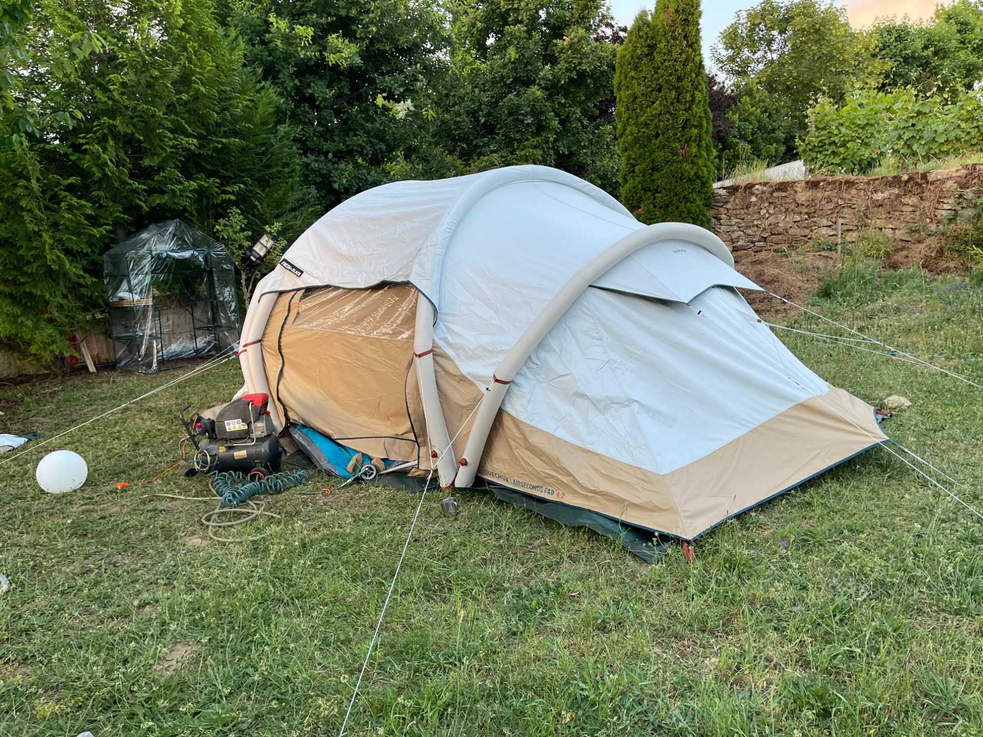 Tenda quechua 4.2 branca e beje com todos os acessórios complementares