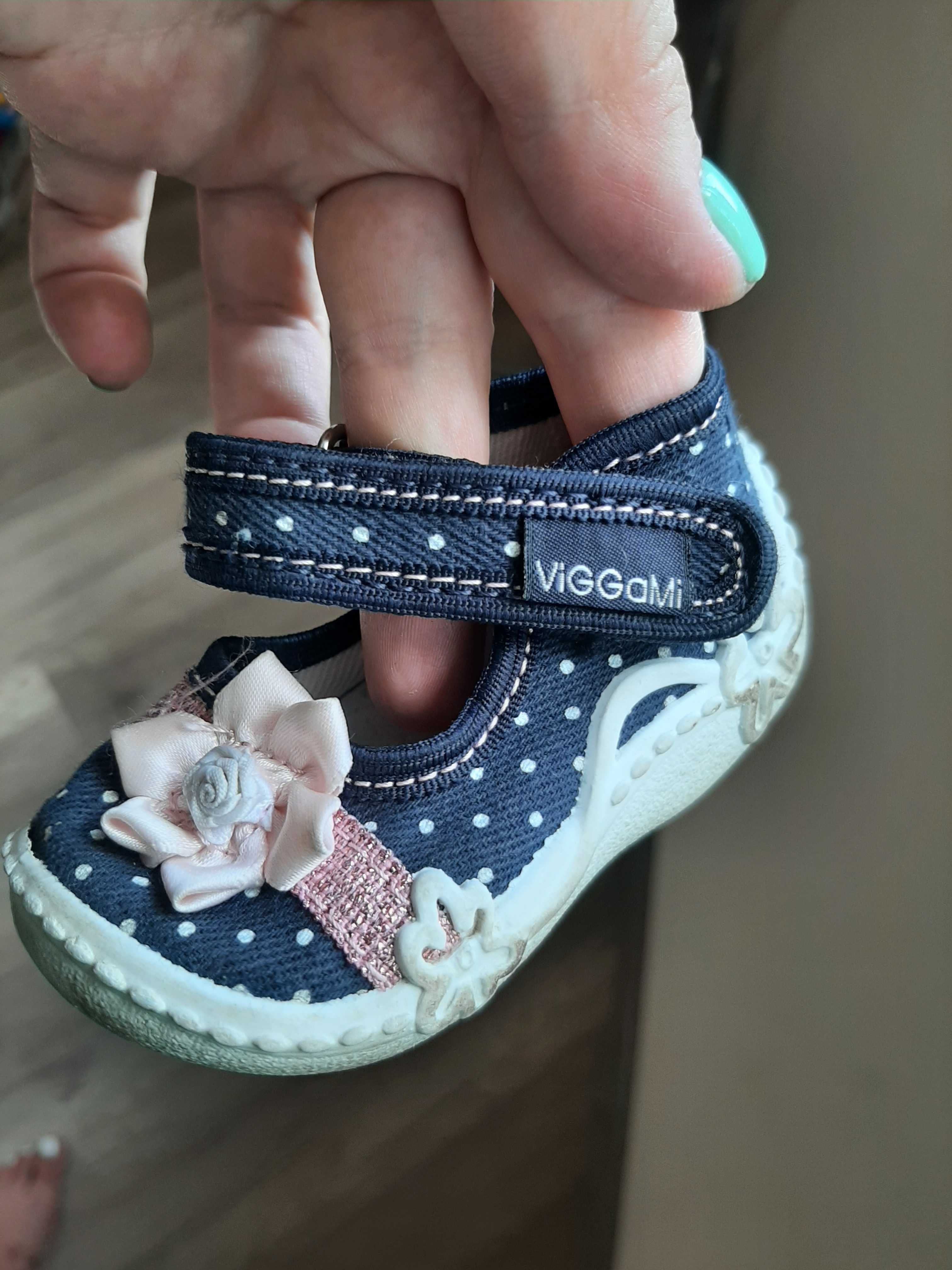 Дитячі тапочки туфельки для найменших