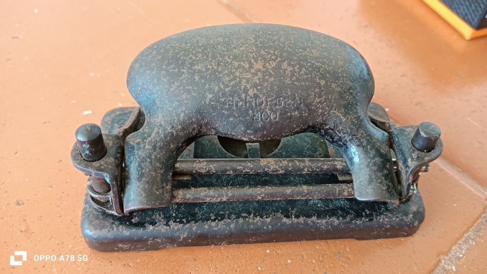 Furador de papel antigo