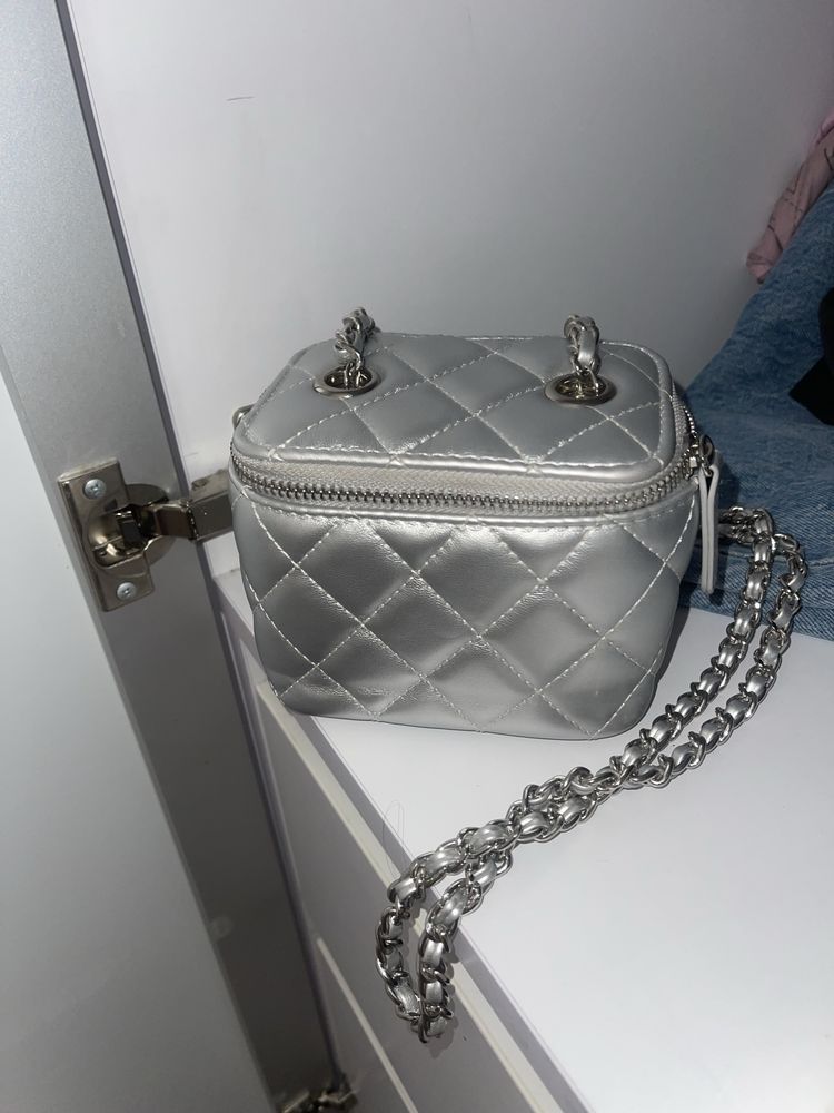 срібла сумочка в стилі Chanel