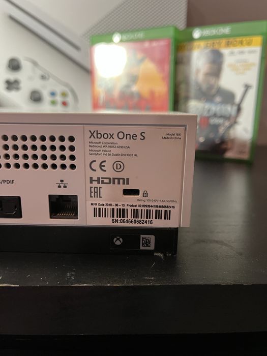 Xbox one s 1tb z grami oraz padem