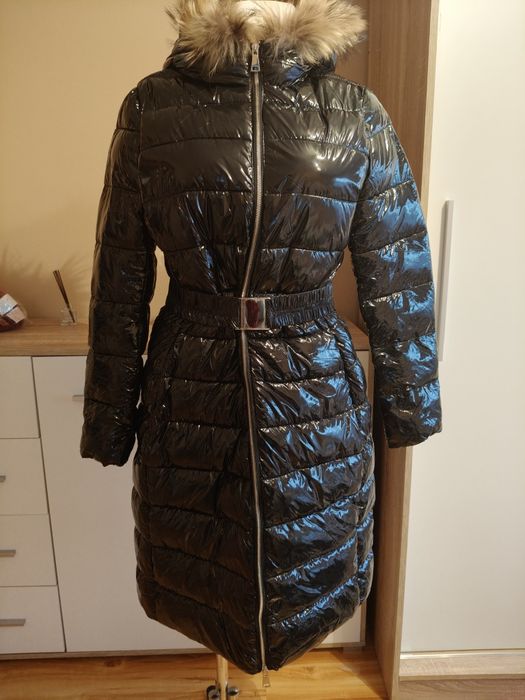 Śliczny lakierowany płaszcz z naturalnym futrem