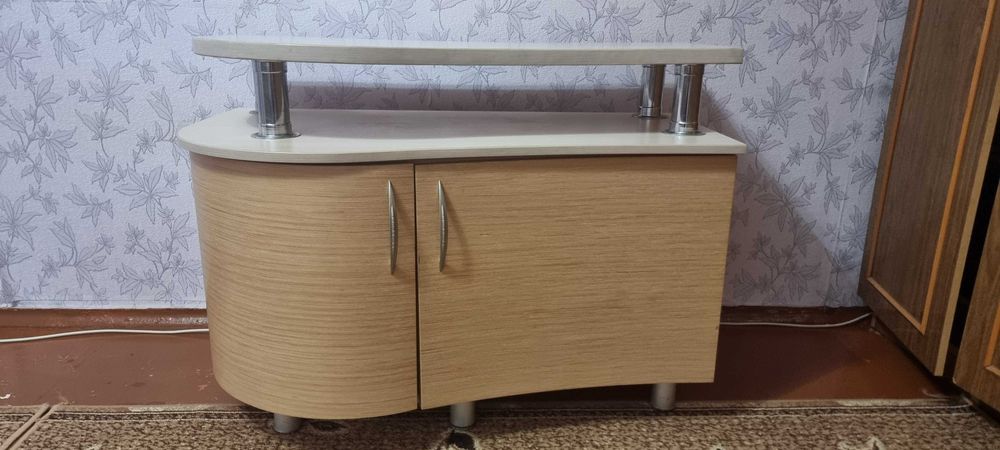 Тумба під телевізор в гарному стані