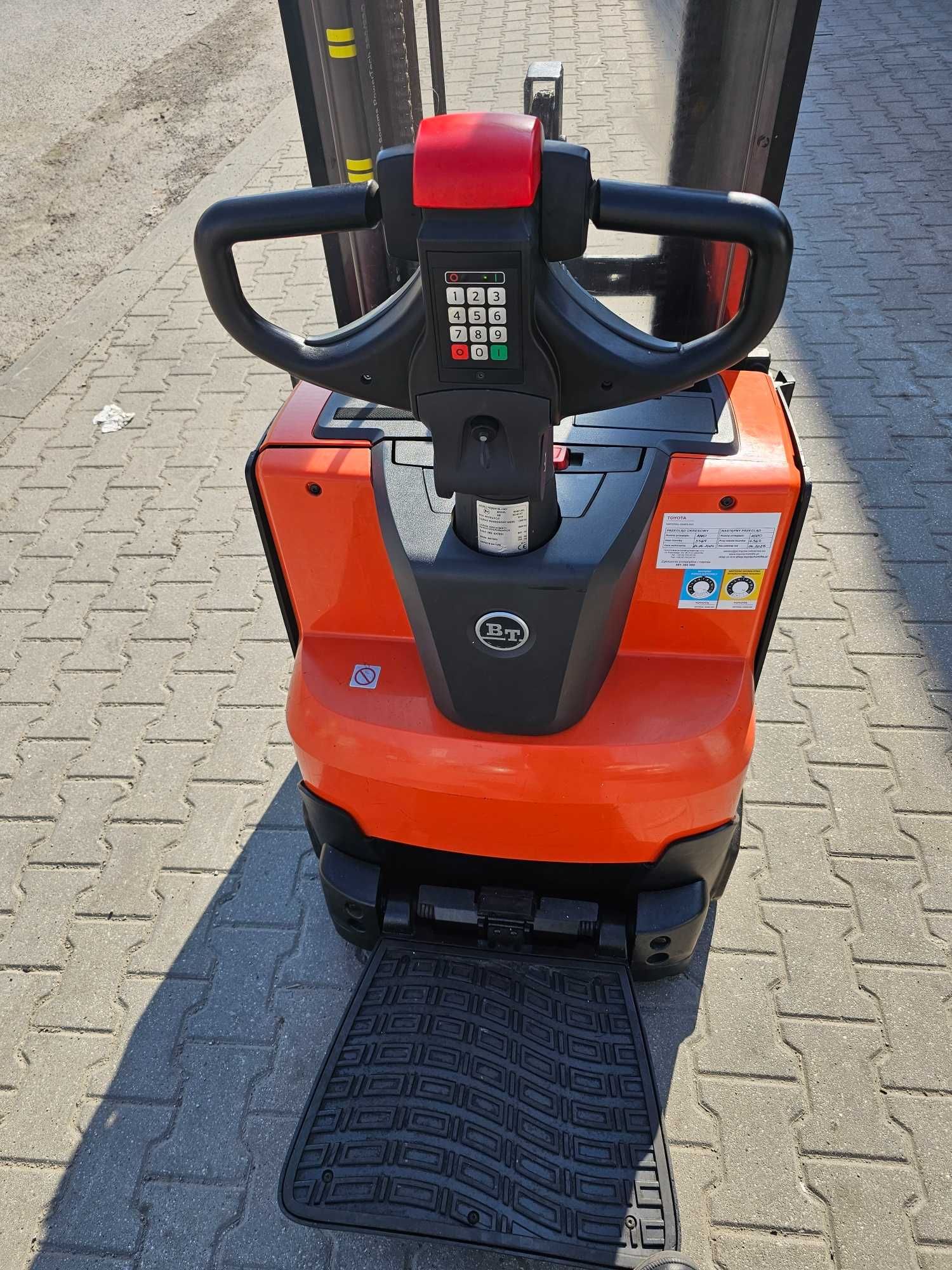 Paleciak elektryczny masztowy wózek widłowy Toyota Triplex 3,7m unosze
