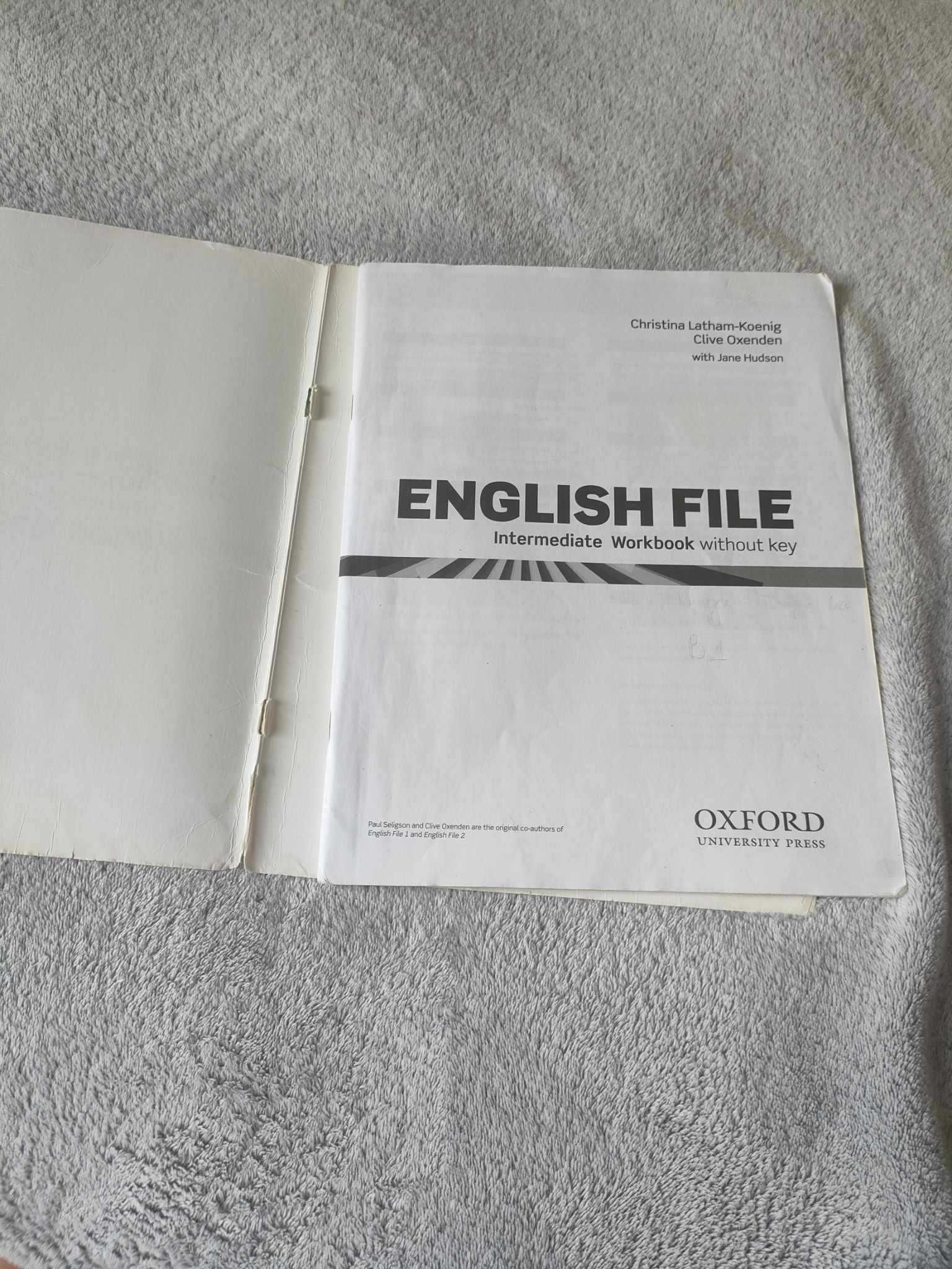 ENGLISH FILE Intermediate Student's Book and Workbook