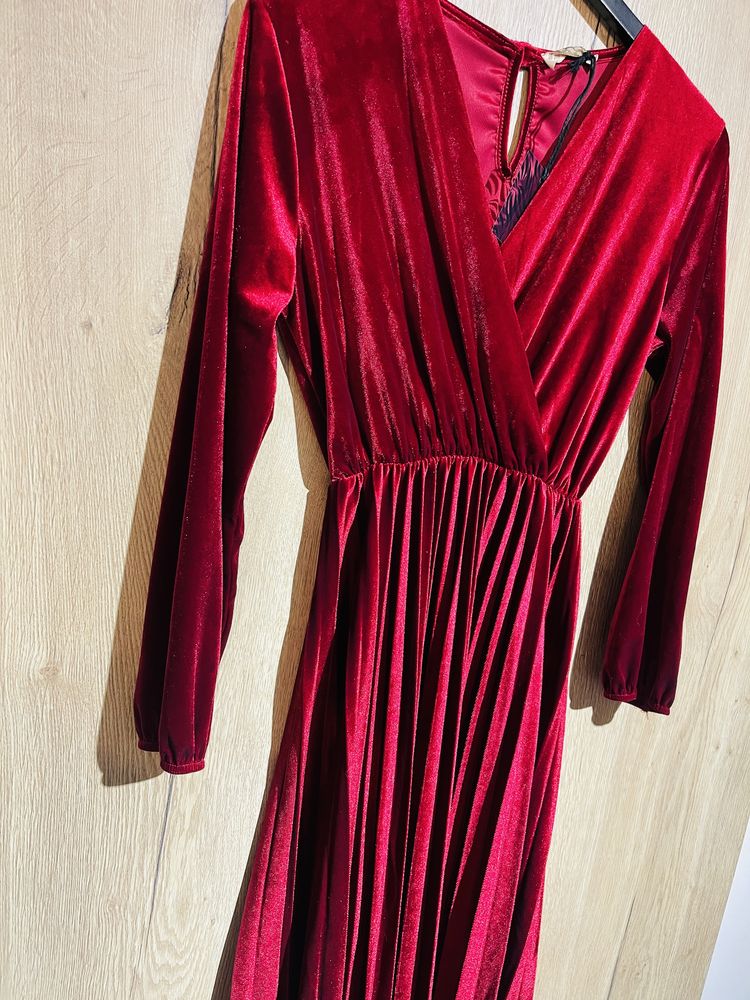 Sukienka welurowa w pieknym kolorze czerwieni