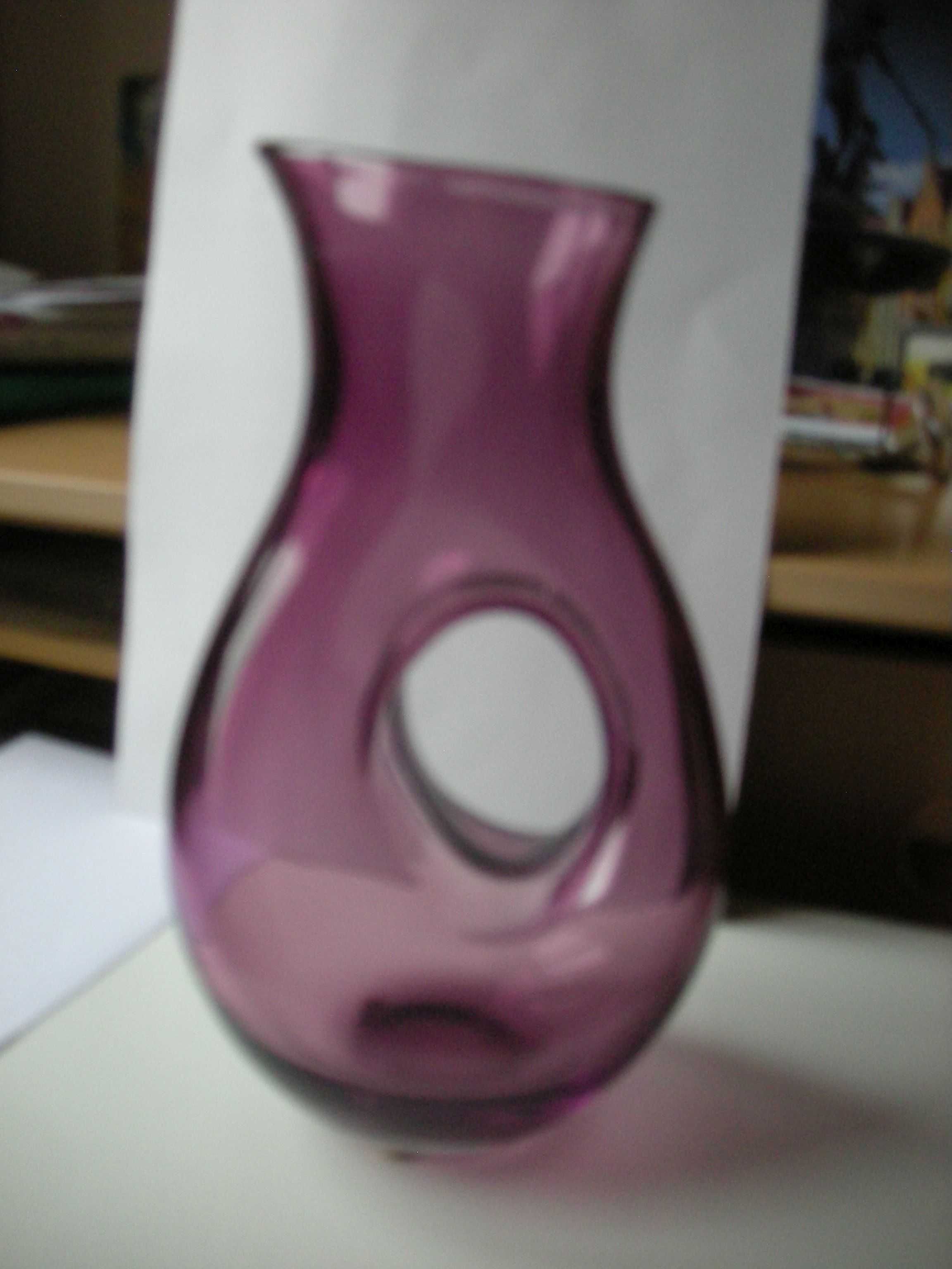 Oryginalny wazon szklany.  Kolor fioletowy