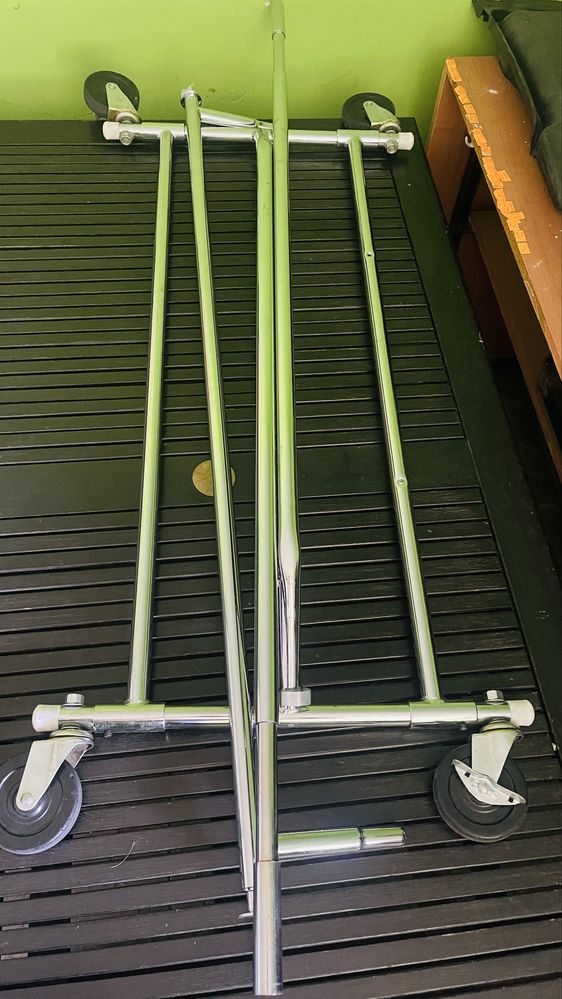 Wieszak gondola do sklepu na kolkach