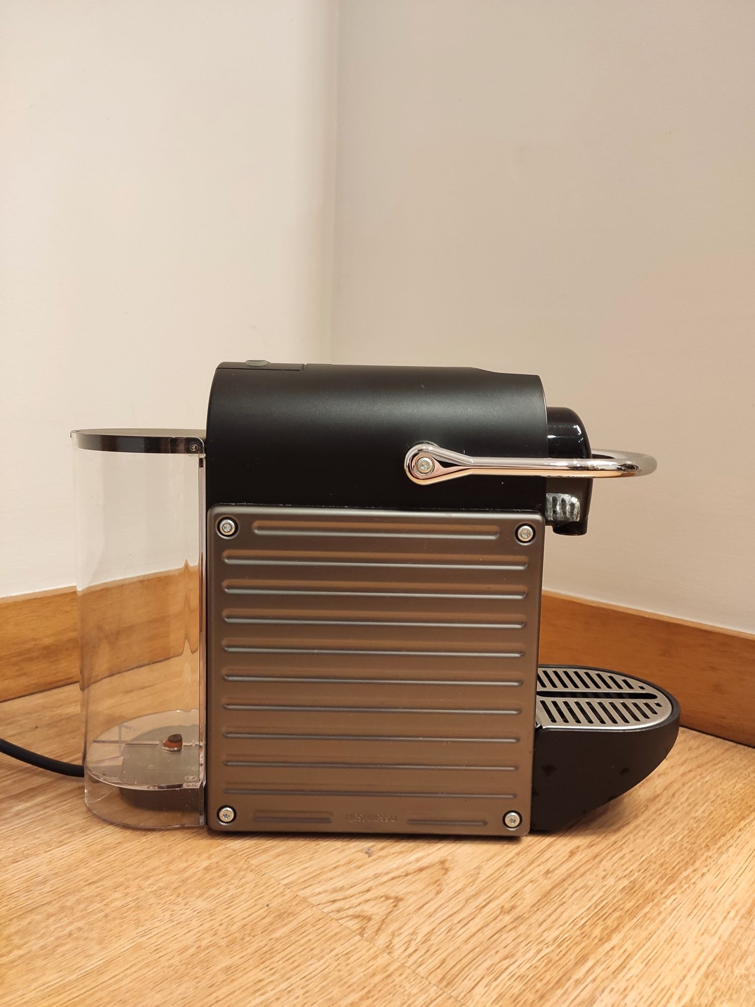 Máquina de Café Nespresso Pixie Titan C61 - Avariada