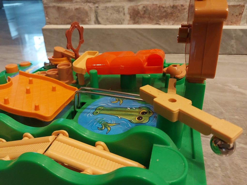 Labirynt zręcznościowy tor przeszkód firmy TOMY Screwball Scramble