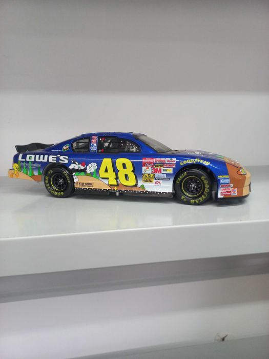 carro nascar 1/18 ASSINADO