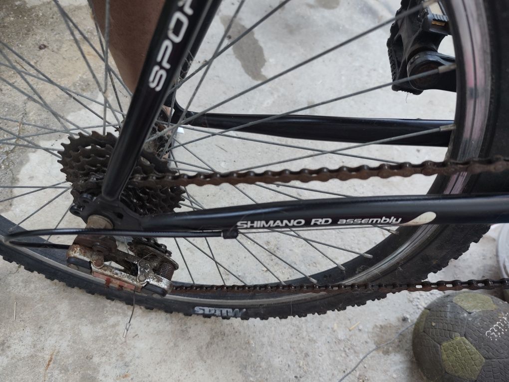 Duas bikes: adulto e infantil, aro 18 e aro 16.