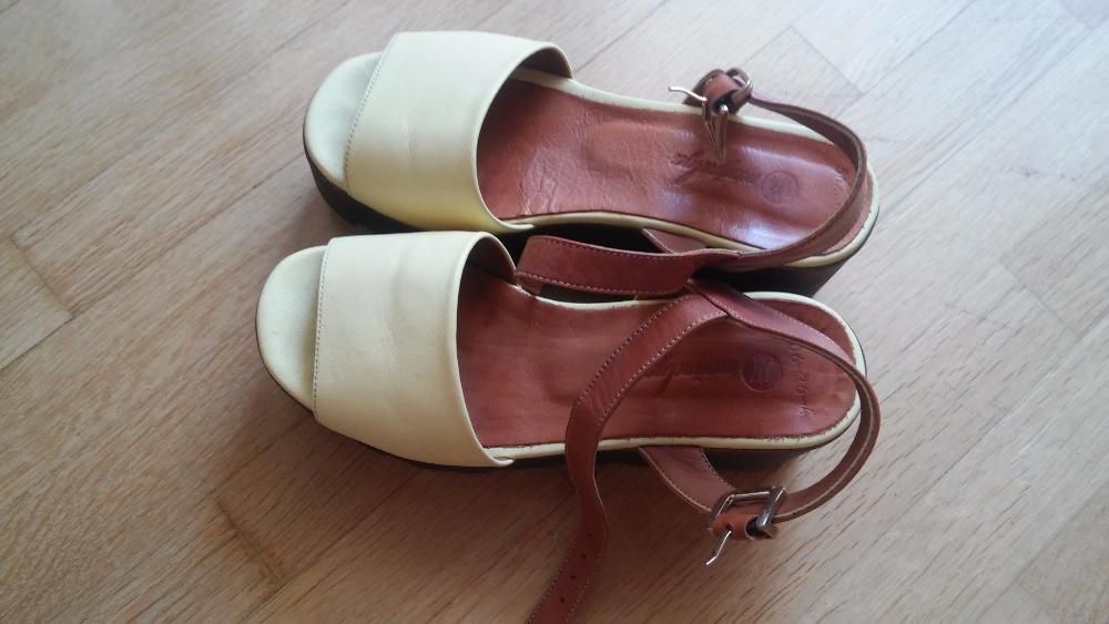 Кожаные босоножки лимонного цвета на платформе