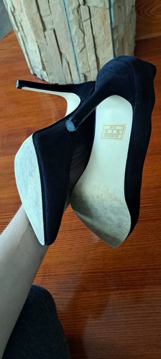 Buty damskie,  czarne zamszowe, na obcasie bardzo eleganckie 39
Możl