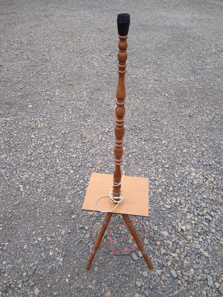 Lampa stojąca z okresu PRL-U