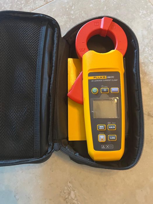 Fluke 368 FC, bezprzewodowy miernik cęgowy prądu upływu.