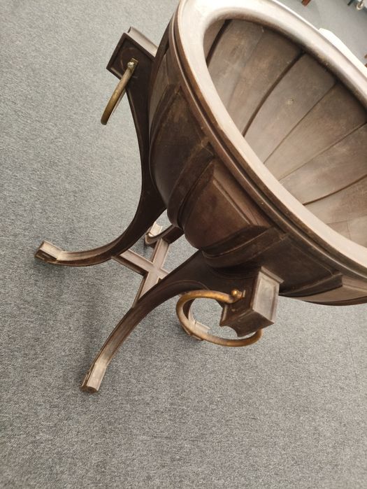 Grande floreira em madeira