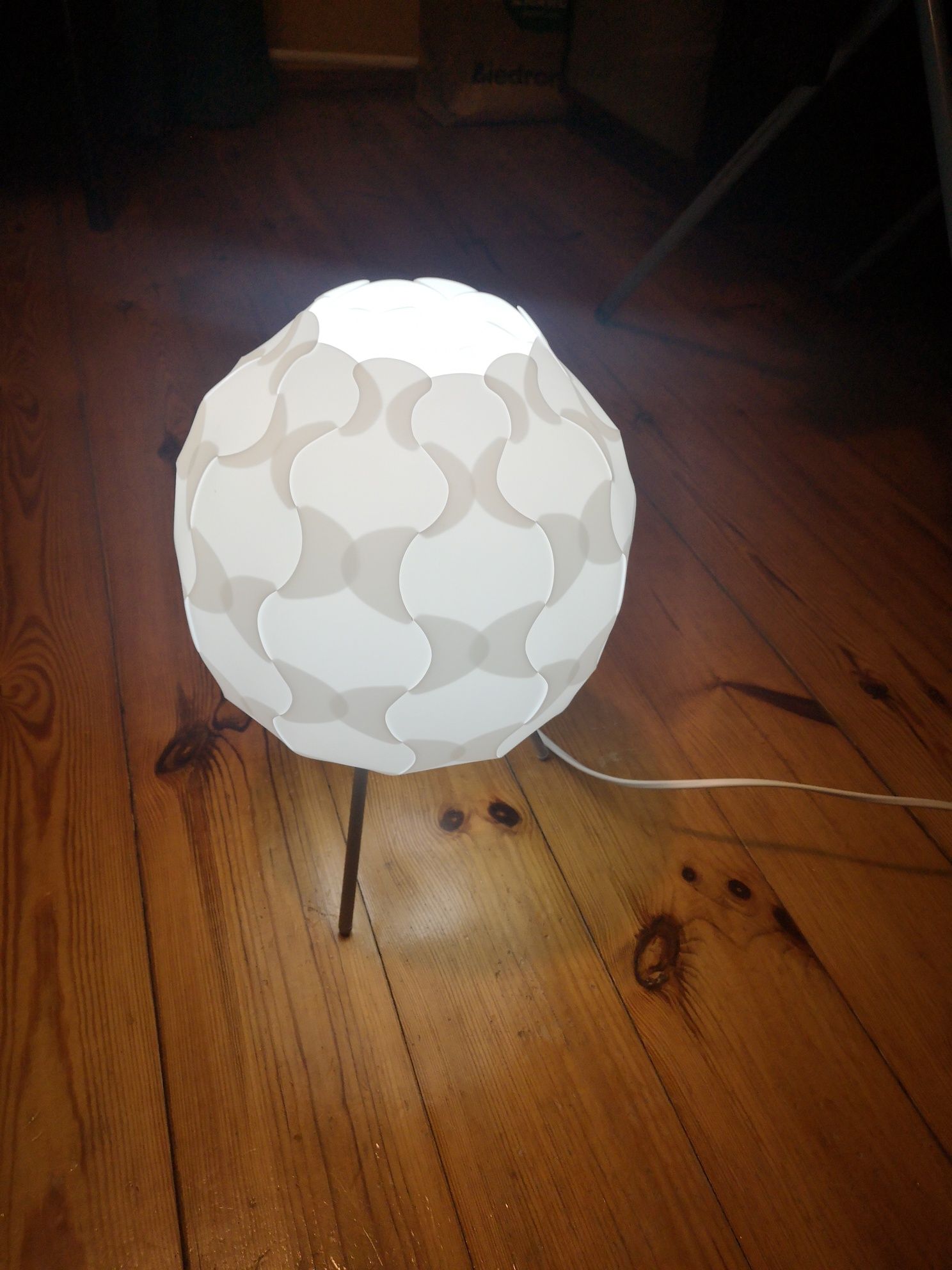 Lampa stołowa Fillsta z IKEA.