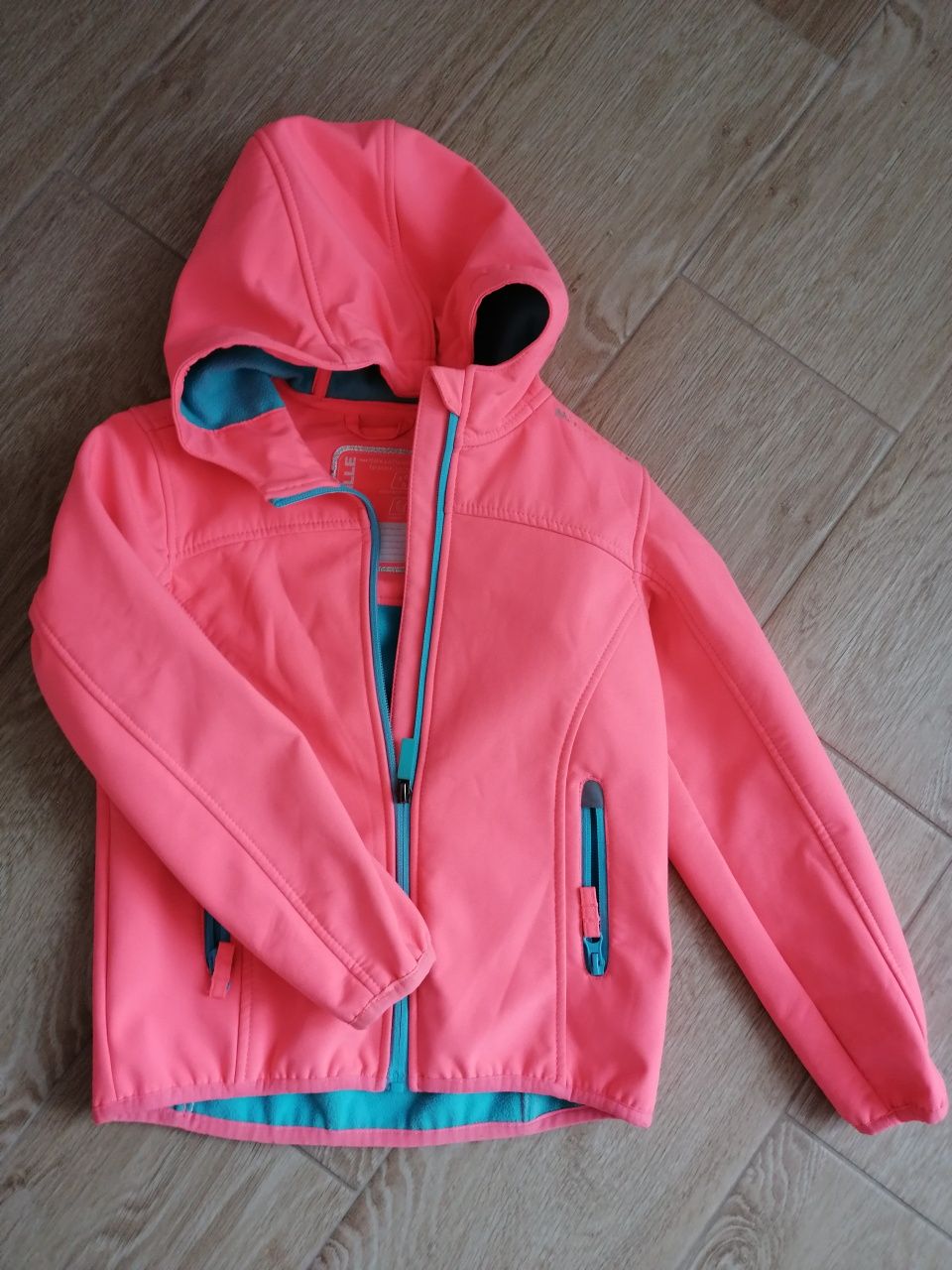 Neonowa kurtka typu softshell