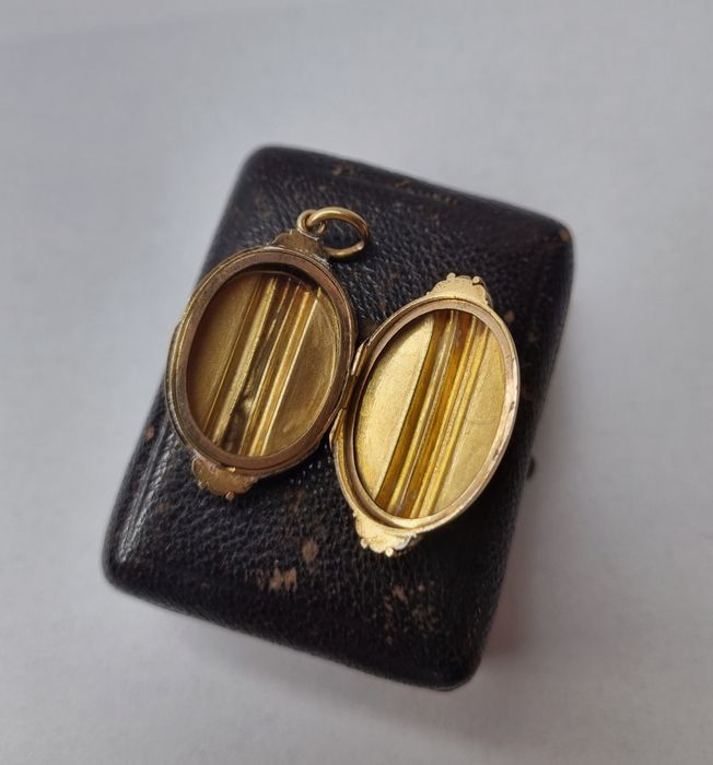 Wiktoriański złoty sekretnik etruski złoto