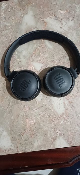Headphones de marca JBL