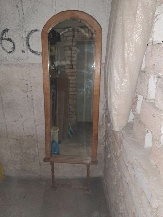 Lustro ścienne z drewnianą ramą