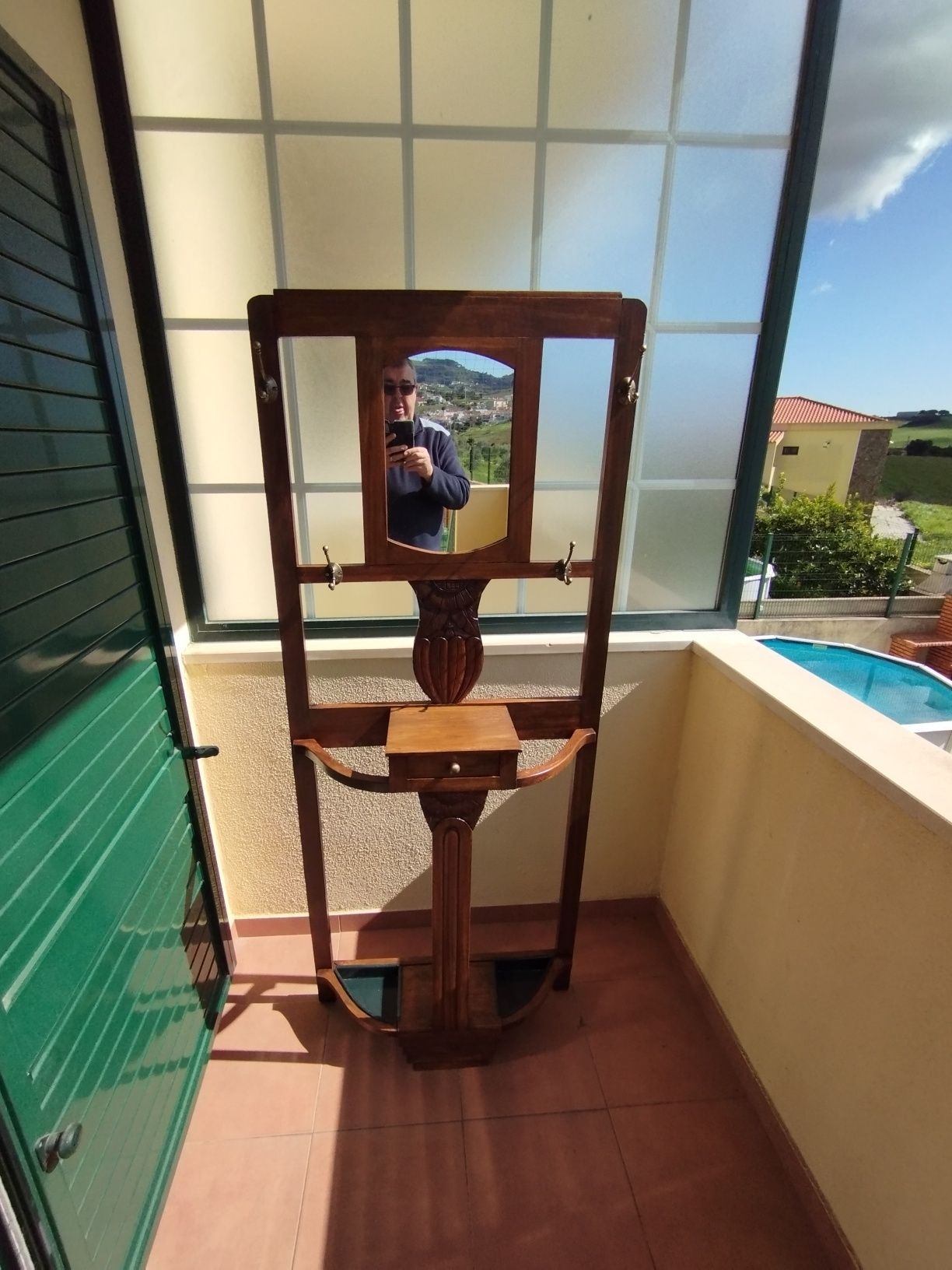 Cabide em madeira muito antigo, mais de 100 anos.