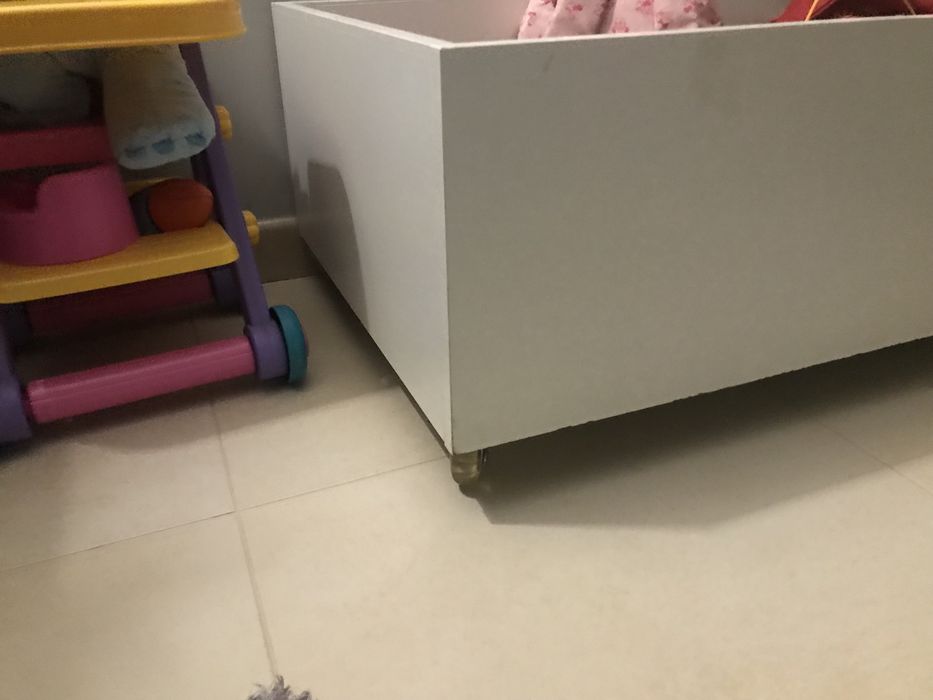 Caixa de arrumação em madeira com rodizios