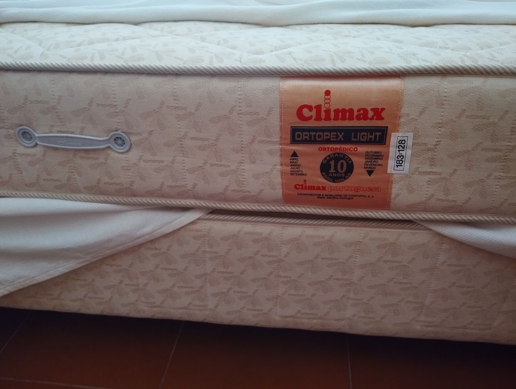 Cama casal mais colchão.