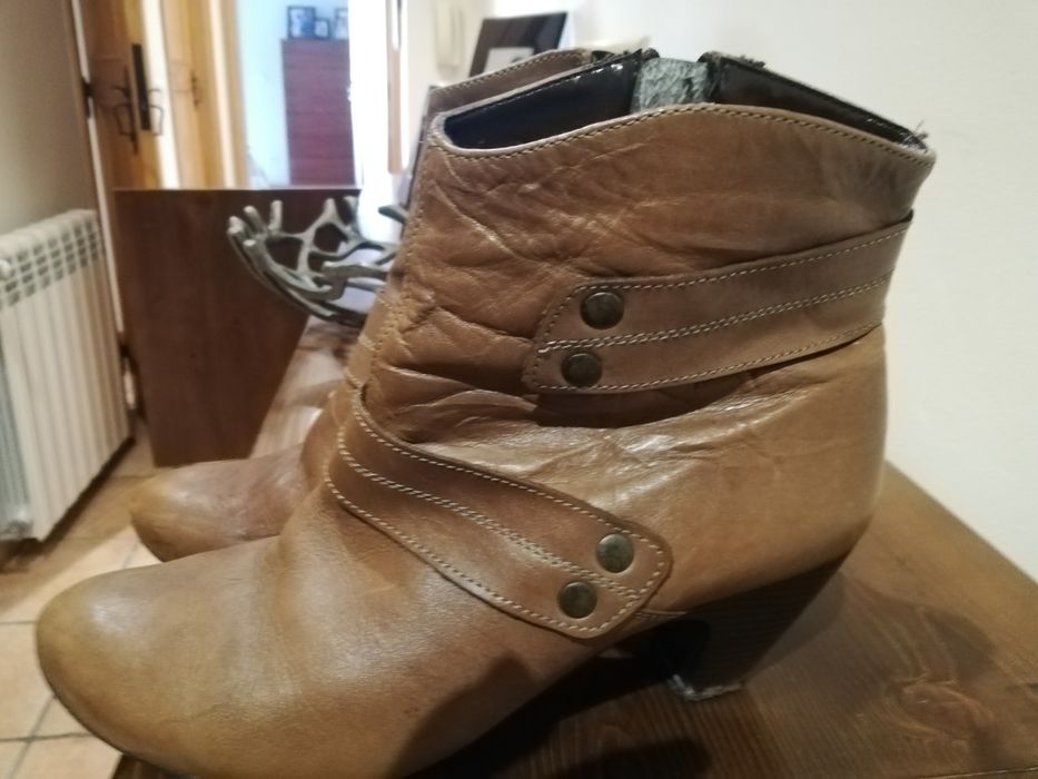 Botins camel em pele