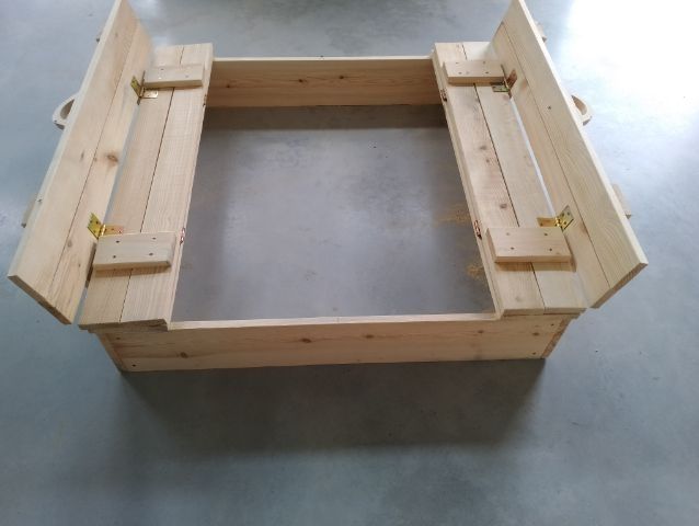 Drewniany domek dla dzieci