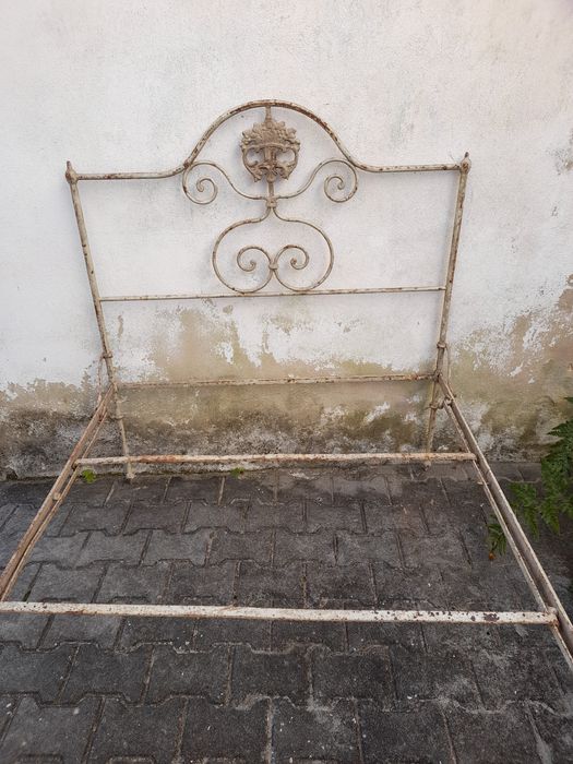 Cama antiga em ferro trabalhada