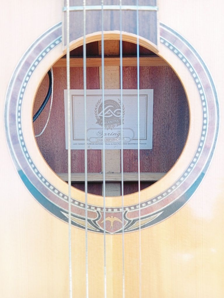 Guitara LAG baby jumbo electroacustica.