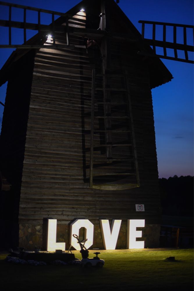 Napis love - litery zarówkowe - podswietlany napis