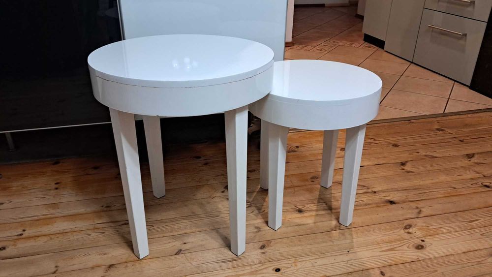 Stylowe dwa białe stoliki glamour