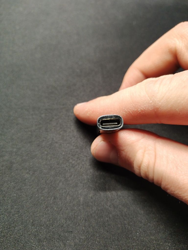 Adapter USB C z cyfrowym wyświetlaczem LCD 240W