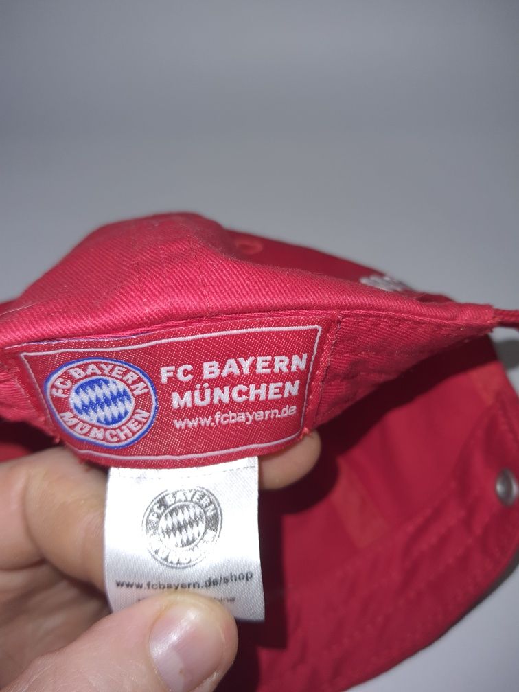 Продам кепки футбольных клубов Manchester United и FC Bayern Munchen