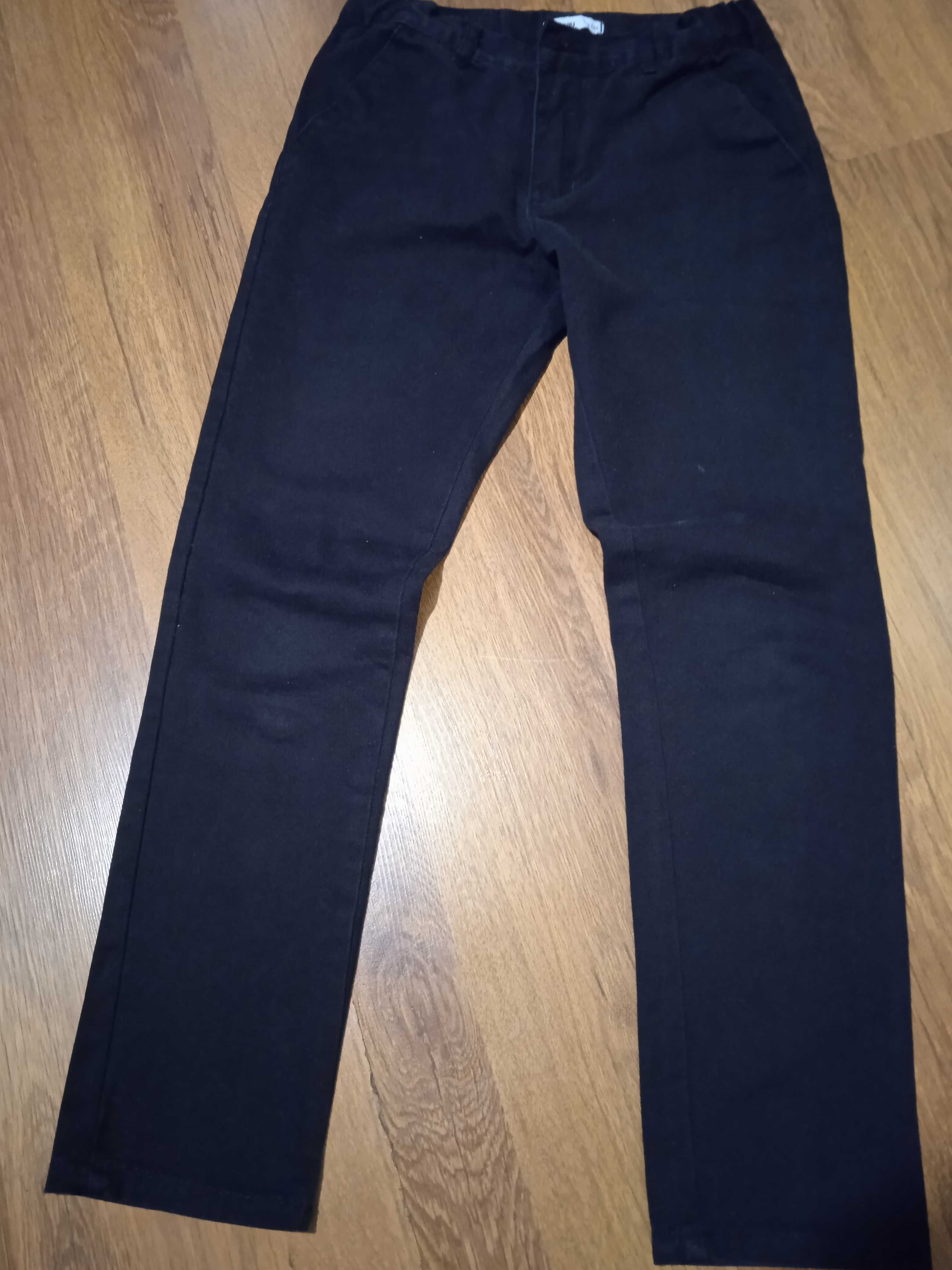 eleganckie czarne spodnie dla chłopaka 134/140