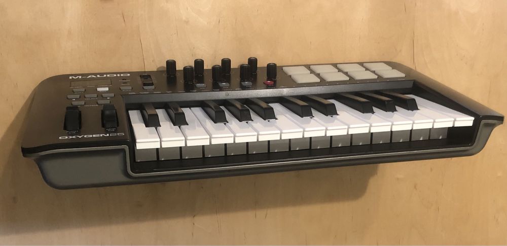 Продам midi-клавиатуру, контроллер M-Audio Oxygen 25 mk lV.