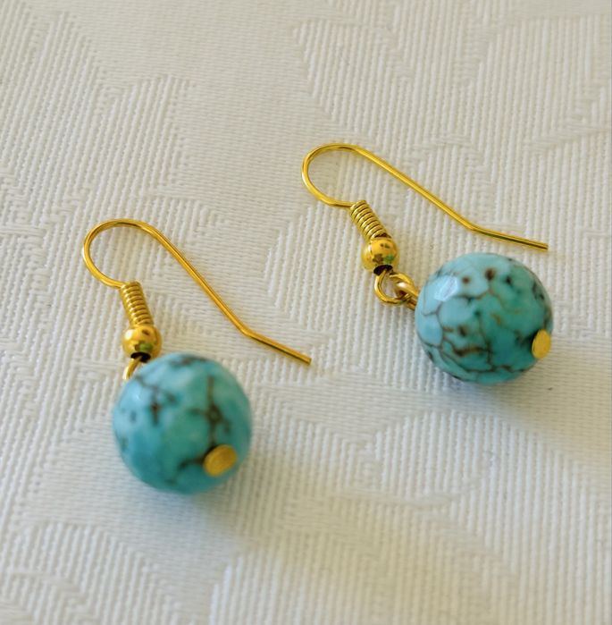 Brincos dourados com pedra turquesa. Novos