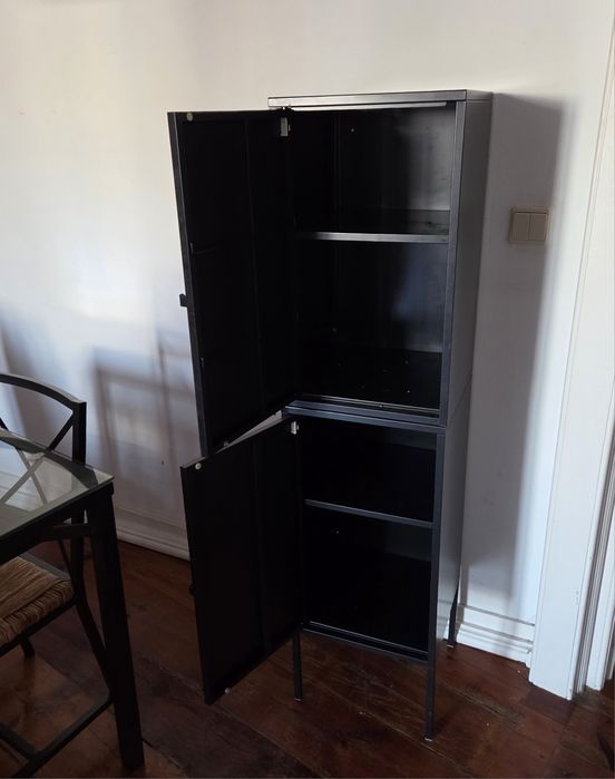 Movél preto em metal