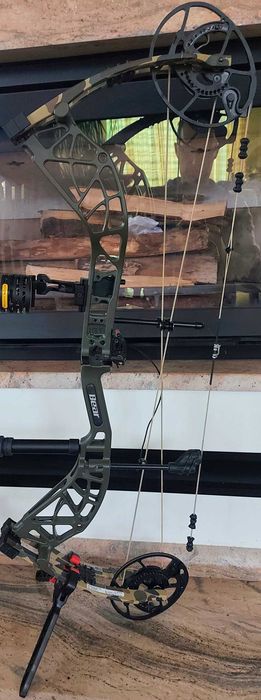 Łuk bloczkowy Bear Whitetail INT z podstawką QAD Ultra Rest HDX
