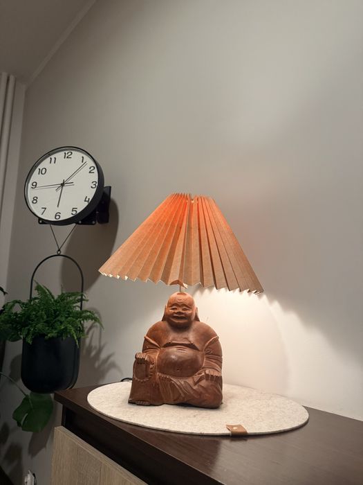 lampa drewniana z indii w kształcie figurki śmiejącego ikea się Buddy