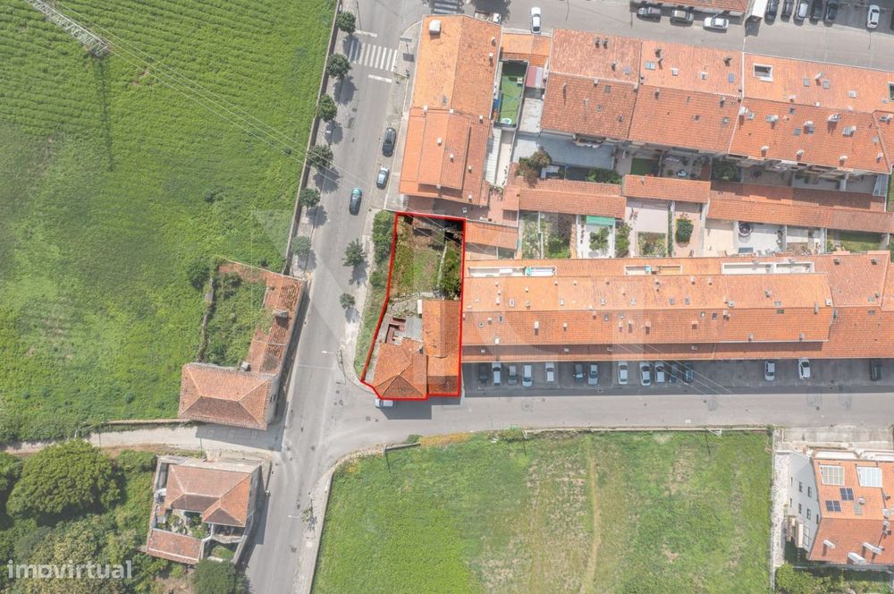 Moradia individual (293m²)com terreno (441m²) para recuperar - Espinho