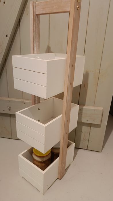 Półka ze skrzyneczkami