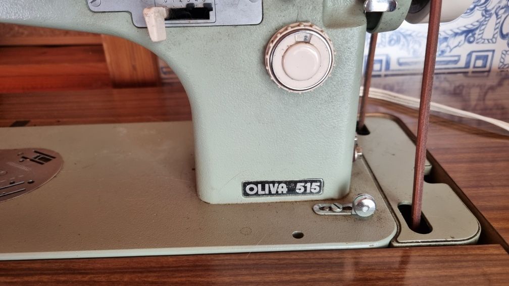 Maquina de costura oliva em muito bom estado geral
