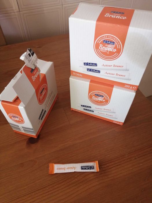 Máquina de café De'Longhi com pacotinhos de açúcar de brinde.